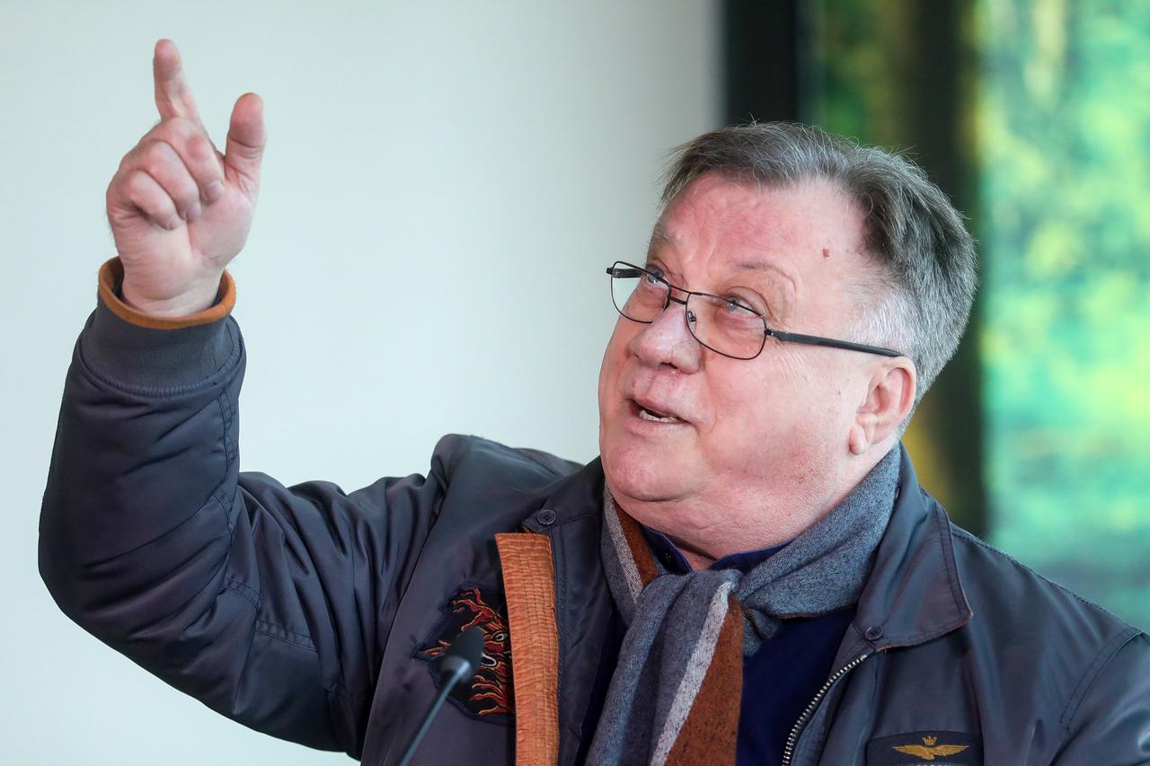Halid Bešlić priznao da je bio na rubu razvoda: 'Postojao je malo veći moral' - content image
