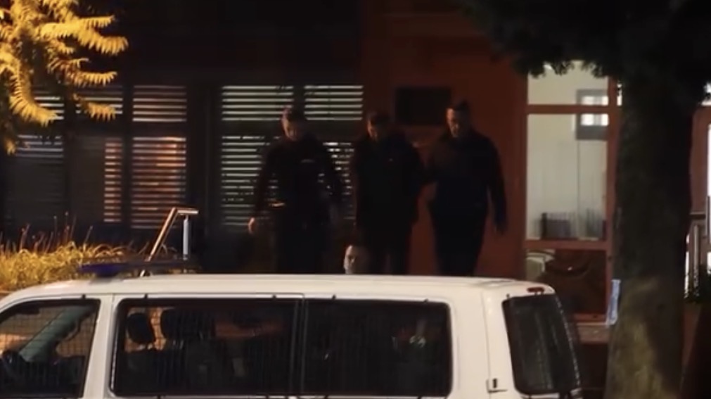 BEZ EMOCIJE, UZDIGNUTE GLAVE: Pogledajte video privođenja Anisa Kalajdžića - content image