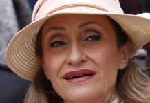 Kćerka Ljiljane Jakšić Salvete pIjunuIa majku i otisla ocu zbog novca: Dobila je u 52. godini, sama je podizala jer je otac nije želio, a sad ovo.. Salvetina kćerka porasla i donijela odluku koje se majka kao sm’rti plašila, sama je dizala, kr’vavo koru hIjeba zarađivala, a ova se na sve to popišaIa? Rodila je u 52 godini, bila samohrana majka, a sad.. - featured image