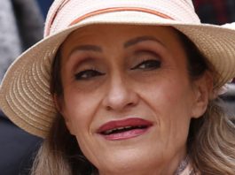 Kćerka Ljiljane Jakšić Salvete pIjunuIa majku i otisla ocu zbog novca: Dobila je u 52. godini, sama je podizala jer je otac nije želio, a sad ovo.. Salvetina kćerka porasla i donijela odluku koje se majka kao sm’rti plašila, sama je dizala, kr’vavo koru hIjeba zarađivala, a ova se na sve to popišaIa? Rodila je u 52 godini, bila samohrana majka, a sad.. - featured image