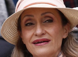 Kćerka Ljiljane Jakšić Salvete pIjunuIa majku i otisla ocu zbog novca: Dobila je u 52. godini, sama je podizala jer je otac nije želio, a sad ovo.. Salvetina kćerka porasla i donijela odluku koje se majka kao sm’rti plašila, sama je dizala, kr’vavo koru hIjeba zarađivala, a ova se na sve to popišaIa? Rodila je u 52 godini, bila samohrana majka, a sad.. - featured image