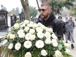 Velika tuga u D0MU RAŽNAT0VlĆ! Veljko slomljen: P0ČlVAJ U MlRU…. Velika tuga u domu porodici Ražnatović !!Veljko slomljen: Počivaj u miru(FOTO) - content image