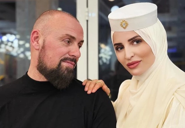 Udala se 18 mjeseci nakon što je SAHRANILA PRVOG MUŽA pa navukla gnjev pola Bosne: Sad je Mahira objavila PISMO koje su njena djeca namijenila OČUHU i svima zapušila usta! - featured image Udala se 18 mjeseci nakon što je SAHRANILA PRVOG MUŽA pa navukla gnjev pola Bosne: Sad je Mahira objavila PISMO koje su njena djeca namijenila OČUHU i svima zapušila usta! - featured image