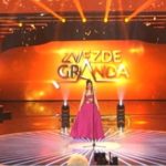 Jedna od najzgodnijih Zvezda Granda skinula kratke haljinice i šminku, pokrila se, pa objavila sliku iz poslanikove džamije: Sve je kao u snu Jedna od najzgodnijih Zvezda Granda skinula kratke haljinice i šminku, pokrila se, pa objavila sliku iz poslanikove džamije: Sve je kao u snu - featured image