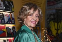 Nekad bila kraljica narodne muzike a danas hodajuca sm’rt, bolest je pokosila: Pogledajte kako izgleda Lepa Lukić, neprepoznatljiva, ljudi je zaobilaze na ulici SMUVALA SE LEPA LUKIĆ! Čuvena pevačica (85) priznala da ima DEČKA, evo koliko on ima godina! ŠOK! - featured image