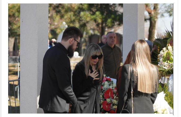 Suzana Jovanović ponovo zavijena u crno! TUZI NIKAD KRAJA…ŽIKO zar NAS i ti napusti, srceparajuće scene - featured image Suzana Jovanović ponovo zavijena u crno! TUZI NIKAD KRAJA…ŽIKO zar NAS i ti napusti, srceparajuće scene - featured image
