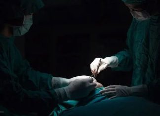 Pjevačica umrla nakon estetske operacije: Iza nje ostalo dvoje djece.. Pjevačica umrla nakon estetske operacije: Iza nje ostalo dvoje djece.. - featured image