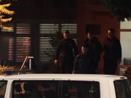 BEZ EMOCIJE, UZDIGNUTE GLAVE sa velikim osmijehom: Pogledajte video privođenja Anisa Kalajdžića, vikao je ku*rva, naći ćemo joj i mamu.. BEZ EMOCIJE, UZDIGNUTE GLAVE: Pogledajte video privođenja Anisa Kalajdžića - featured image