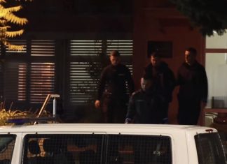 BEZ EMOCIJE, UZDIGNUTE GLAVE sa velikim osmijehom: Pogledajte video privođenja Anisa Kalajdžića, vikao je ku*rva, naći ćemo joj i mamu.. BEZ EMOCIJE, UZDIGNUTE GLAVE: Pogledajte video privođenja Anisa Kalajdžića - featured image