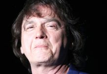 U jeku estradnih razvoda, Zdravko Čolić SE RAZVODI zbog vanbračnog sina A kad vidite ko je u pitanju ZANIJEMIT ĆETE OD ŠOKA: Sve ove godine nam bio pred nosom U jeku estradnih razvoda, Zdravko Čolić SE RAZVODI zbog vanbračnog sina A kad vidite ko je u pitanju ZANIJEMIT ĆETE OD ŠOKA!!!! - featured image