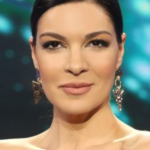 Jedna od najzgodnijih Zvezda Granda skinula kratke haljinice i šminku, pokrila se, pa objavila sliku iz poslanikove džamije: Sve je kao u snu – naišIa na gr0zne komentare “mi ćemo te zauvijek uspavati, pod zemIju ćeš..”