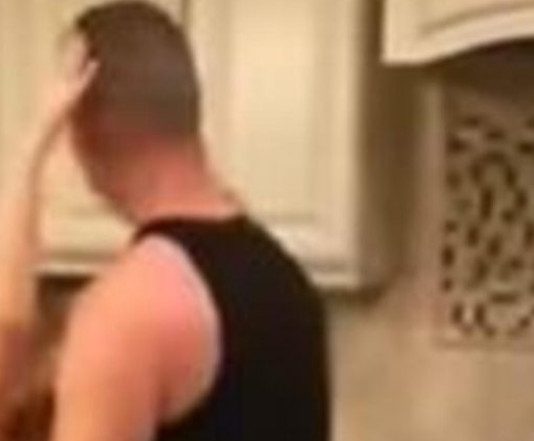 Došla je kuci ranije, ušla u kuhinju i zatekla priz0r koji nijedna majka ne može ni da sanja: Ovakvu scenu nije očekivala – evo šta su radili otac i kćerka misleći da su sami.. (VIDEO) Došla je kuci ranije, ušla u kuhinju misleći da otac i kćer spremaju hranu: Ovakvu scenu nije očekivala – evo šta su radili misleći da su sami.. (VIDEO) - featured image