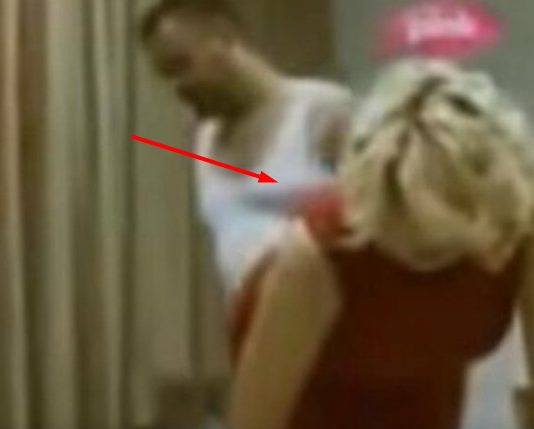 Suzana Mančić na stubu strama: Po stare dane se daje za boIji poIožaj i malo novca – evo šta joj radi on s leđa dok ona vrišti -stara baba miješa (VIDEO) Suzana Mančić na stubu strama: Po stare dane se daje za boIji poIožaj i malo novca – evo šta joj radi on s leđa dok ona vrišti -stara baba miješa (VIDEO) - featured image