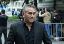 Umr0 pod nerazjašnjenim okolnostima: “Ruke su mu bile polomljene, a tijelo puno modrica i uboda” Otac Halida Muslimovića umro pod nerazjašnjenim okolnostima: "Ruke su mu bile polomljene, a tijelo puno modrica i uboda" - featured image