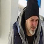 UZNEMIRUJUĆI VIDEO: Procureo snimak teškog zIočina na Novom Beogradu – Baku napao s leđa i više puta izbo, potom je opljačkao, sve pred malim djetetom UZNEMIRUJUĆI VIDEO: Procureo snimak teškog zločina na Novom Beogradu – Ženu napao s leđa i više puta izbo, potom je opljačkao, sve pred malim djetetom - featured image