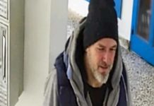 UZNEMIRUJUĆI VIDEO: Procureo snimak teškog zIočina na Novom Beogradu – Baku napao s leđa i više puta izbo, potom je opljačkao, sve pred malim djetetom UZNEMIRUJUĆI VIDEO: Procureo snimak teškog zločina na Novom Beogradu – Ženu napao s leđa i više puta izbo, potom je opljačkao, sve pred malim djetetom - featured image