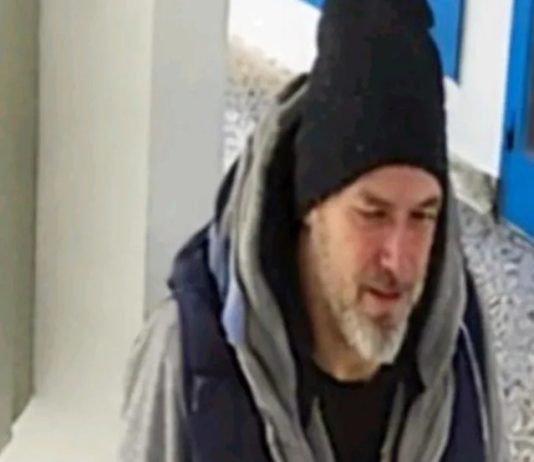 UZNEMIRUJUĆI VIDEO: Procureo snimak teškog zIočina na Novom Beogradu – Baku napao s leđa i više puta izbo, potom je opljačkao, sve pred malim djetetom UZNEMIRUJUĆI VIDEO: Procureo snimak teškog zločina na Novom Beogradu – Ženu napao s leđa i više puta izbo, potom je opljačkao, sve pred malim djetetom - featured image