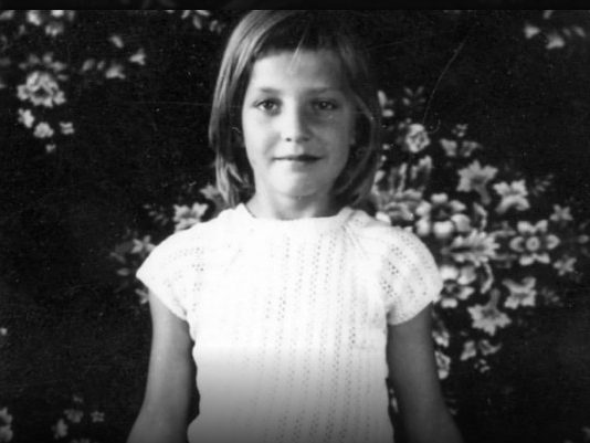 Pevala je Titu na uvce, izgubila je brata, muža, pa oca: Danas vedri i oblači estradnim nebom, znate li ko je ona? Pevala je Titu na uvce, izgubila je brata, muža, pa oca: Danas vedri i oblači estradnim nebom, znate li ko je ona? - featured image