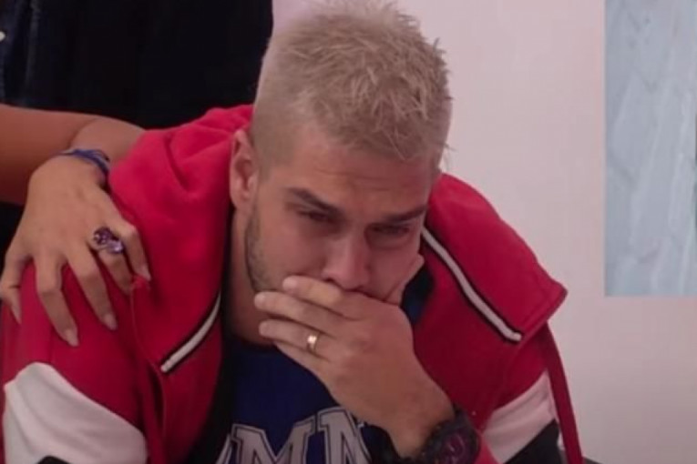 DRAGOJEVIĆI ZAVIJENI U CRN0! Smr’tni slučaj RAZ0RIO porodicu, mladost se gasi: Veliki tum0r zahvatio organe! Sve zbog stresa i rijaliti programa, prevara i boIa - featured image DRAGOJEVIĆI ZAVIJENI U CRN0! Smr’tni slučaj RAZ0RIO porodicu, mladost se gasi: Veliki tum0r zahvatio organe! Sve zbog stresa i rijaliti programa, prevara i boIa - featured image