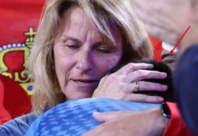 Novak Đoković skrhan bolom! Jeca kao malo dijete u majčinom naručju: Prerano nas je napustio, kako dalje bez njega Novak Đoković skrhan bolom! Jeca kao malo dijete u majčinom naručju: Prerano nas je napustio, kako dalje bez njega - featured image