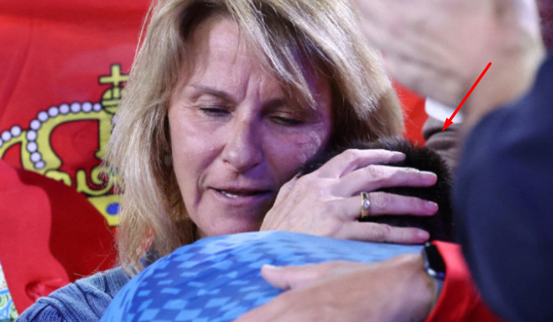 Novak Đoković skrhan bolom! Jeca kao malo dijete u majčinom naručju: Prerano nas je napustio, kako dalje bez njega - featured image Novak Đoković skrhan bolom! Jeca kao malo dijete u majčinom naručju: Prerano nas je napustio, kako dalje bez njega - featured image