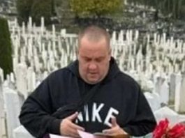 Sin Halida Bešlića otišao na očev mezar kad je vidio da ga nema u testamentu: Napravio preokret, uznemirujuće scene snimili građani Sin Halida Bešlića otišao na očev mezar kad je vidio da ga nema u testamentu: Napravio preokret, uznemirujuće scene snimili građani - featured image