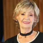 Lepa Lukić (85) 0TKRlLA DA lMA DEČKA, svi ga znate, naš mladi poznati pjevač: “RazvaIi me kao stari kauč”