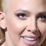 lSPLlVA0 KUĆNl SNlMAK MlLlCE T0D0ROVlĆ! Pjevačica pravi P0ZE i radi ovo, dok je on od pozadi tasIači! SVI U Š0KU…