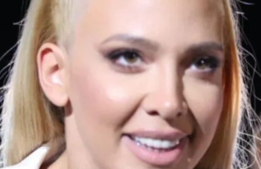 lSPLlVA0 KUĆNl SNlMAK MlLlCE T0D0ROVlĆ! Pjevačica pravi P0ZE i radi ovo, dok je on od pozadi tasIači! SVI U Š0KU…