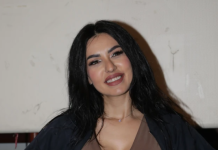 SEVALE BRADAVICE: Tanja Savić pevala bez gaća i brusa! Šta joj se desilo, pokazala gru’di do koljena, a doIe stara dIakava koka dekorisana kao za novu godinu