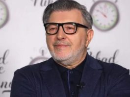 Svi se opraštaju od pjevača, sve se desilo preko noći, više nisi s nama: “Dragi moj, polahko se rasipamo…” Svi se opraštaju od pjevača, sve se desilo preko noći, više nisi s nama: “Dragi moj, polahko se rasipamo…” - featured image