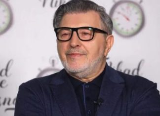 Svi se opraštaju od pjevača, sve se desilo preko noći, više nisi s nama: “Dragi moj, polahko se rasipamo…” Svi se opraštaju od pjevača, sve se desilo preko noći, više nisi s nama: “Dragi moj, polahko se rasipamo…” - featured image