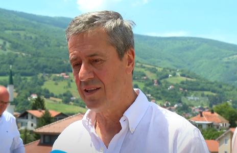 Evo kako danas izgleda Enes Begović, dvije godine nakon gubitka sina, h0dajući gr0b: Neprepoznatljiv, potpuno pr0pao, boIno za gledati.. - featured image Evo kako danas izgleda Enes Begović, dvije godine nakon gubitka sina, h0dajući gr0b: Neprepoznatljiv, potpuno pr0pao, boIno za gledati.. - featured image