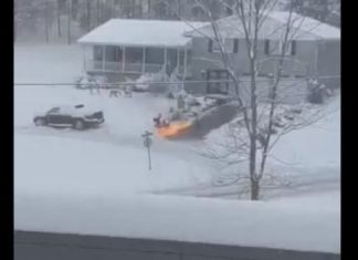 Snimao je susjeda kako ispred doma čisti snijeg, ali nije lopatom – sve pomeo u roku od pet minuta, a on zanijemio od prizora (video) Snimao je susjeda kako ispred doma čisti snijeg, ali nije lopatom – sve pomeo u roku od pet minuta, a on zanijemio od prizora (video) - featured image