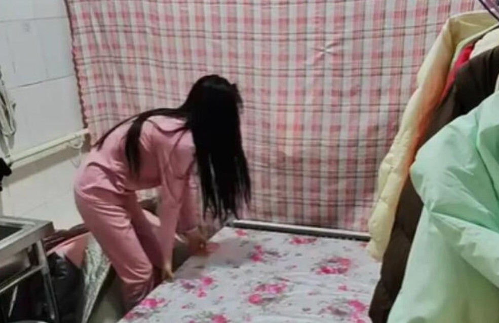 Živi u javnom toaletu da bi jednog dana kupila kuću: Inspirativna priča mlade devojke - featured image Živi u javnom toaletu da bi jednog dana kupila kuću: Inspirativna priča mlade devojke - featured image