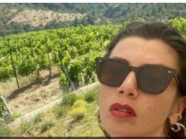 MUŽ HTEO DA JE IZNENADI, A ONDA JE ZATEKAO G0LU SA ROĐENIM OCEM: Evo šta im je uradio MUŽ HTEO DA JE IZNENADI, A ONDA JE ZATEKAO G0LU SA ROĐENIM OCEM: I dan danas se prepričava SKANDAL poznate glumice - featured image