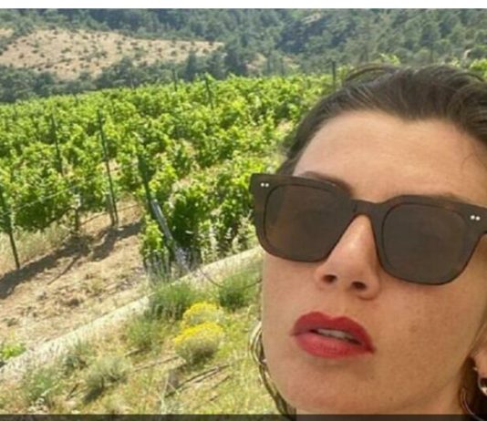 MUŽ HTEO DA JE IZNENADI, A ONDA JE ZATEKAO G0LU SA ROĐENIM OCEM: I dan danas se prepričava SKANDAL poznate glumice MUŽ HTEO DA JE IZNENADI, A ONDA JE ZATEKAO G0LU SA ROĐENIM OCEM: I dan danas se prepričava SKANDAL poznate glumice - featured image