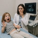 Clara je osetila hladnu bolničku sobu kako se vrti oko nje. Pogledala je bledo, bolesno lice svoje ćerke i pokušala da joj muze tugu. Doktor je izgledao mirno, ali u njenim očima je bila vidljiva nemoguća briga. Clara je osetila hladnu bolničku sobu kako se vrti oko nje. Pogledala je bledo, bolesno lice svoje ćerke i pokušala da joj muze tugu. Doktor je izgledao mirno, ali u njenim očima je bila vidljiva nemoguća briga. - featured image