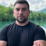 ALEN MUHIĆ: “Rođen sam iz zločina 9. januara. Nisam četničko kopile. Ja sam Alen, Bošnjak. Nisam našao mir” (VIDEO) ALEN MUHIĆ: “Rođen sam iz zločina 9. januara. Nisam četničko kopile. Ja sam Alen, Bošnjak. Nisam našao mir” (VIDEO) - featured image