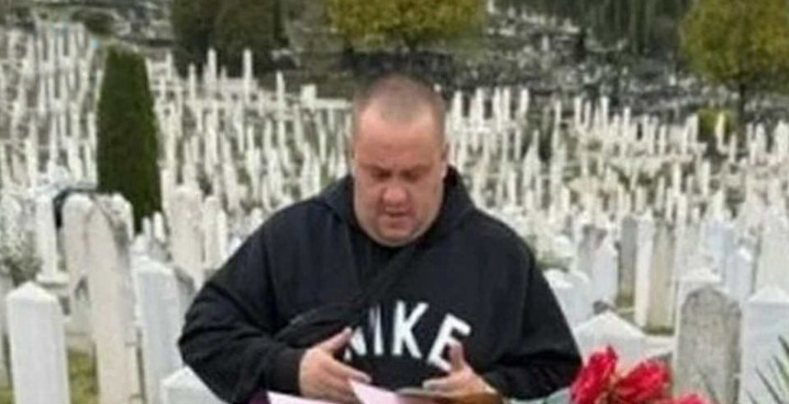 Sin Halida Bešlića otišao na očev mezar kad je vidio da ga nema u testamentu: Napravio ha0s, uznemirujuće scene snimili građani - featured image Sin Halida Bešlića otišao na očev mezar kad je vidio da ga nema u testamentu: Napravio ha0s, uznemirujuće scene snimili građani - featured image