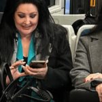 Propala u potpunosti, vozi se u autobusu, vuče kofer, nema novca da plati avionsku kartu: Vraća se u Srbiju, a evo u kakvom izdanju je uhvaćena Propala u potpunosti, vozi se u autobusu, vuče kofer, nema novca da plati avionsku kartu: Vraća se u Srbiju, a evo u kakvom izdanju je uhvaćena - featured image