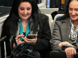 Propala u potpunosti, Dragana Mirković uhvaćena u autobusu, vuče kofer, nema novca da plati avionsku kartu: Vraća se u Srbiju, a evo u kakvom izdanju je uhvaćena Propala u potpunosti, vozi se u autobusu, vuče kofer, nema novca da plati avionsku kartu: Vraća se u Srbiju, a evo u kakvom izdanju je uhvaćena - featured image