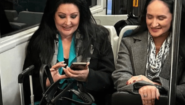 Propala u potpunosti, vozi se u autobusu, vuče kofer, nema novca da plati avionsku kartu: Vraća se u Srbiju, a evo u kakvom izdanju je uhvaćena - featured image Propala u potpunosti, vozi se u autobusu, vuče kofer, nema novca da plati avionsku kartu: Vraća se u Srbiju, a evo u kakvom izdanju je uhvaćena - featured image