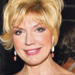 SUZANA MANČIĆ se slikala g0Ia potpuno, stare cice i mačka u prvom planu, 0gavno: Gledala sam kakve su cijene i tražila tri puta više