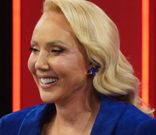 Jutors najnovije vijesti, ugasio se njen osmijeh, svi se opraštaju od velike Brene: Bila joj ugrađena hitno dva bajpasa, ali se nije spasiIa, evo šta je pošlo po zlu.. Nisam je vidjela, jednostavno ne znam kakva je! Lepa Brena prvi put o kćerki koju je ostavila - content image