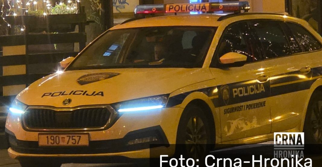 Pokušaj teškog ubistva: Sin pretukao majku u dvorištu kuće, policija ga savladala u kafiću - featured image