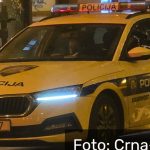 Pokušaj teškog ubiistva: Sin kr.vnički pretukao majku u dvorištu kuće, sve snimao, policija ga savladala u kafiću Pokušaj teškog ubistva: Sin pretukao majku u dvorištu kuće, policija ga savladala u kafiću - featured image