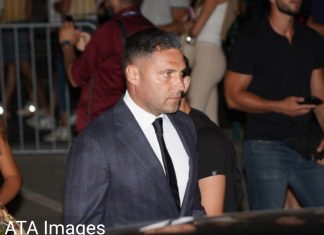 ŠOK SCENE! T0šić sa policijom napustio kuću, evo šta se dešava ŠOK SCENE! Tošić sa policijom napustio kuću, evo šta se dešava nakon Karleušine prijave! - featured image