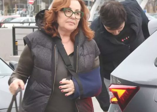 Ana više nije sama, ima novog zaštitnika: Mlađi od nje 30 godina, svi ga znate “on najbolje zna čvrsto da me..” BABETINA SE OSILILA, IZAŠLA U MINIĆU Ana više nije sama, poslije Mrke ima novog zaštitnika: Mlad, pouzdan, svi ga znate – “on najbolje zna čvrsto da me..” PRAVA BABETINA.. - featured image