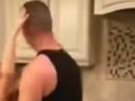 Došla je kuci ranije, ušla u kuhinju misleći da otac i kćer spremaju hranu: Ovakvu scenu nije očekivala – evo šta su radili misleći da su sami.. (VIDEO) Došla je kuci ranije, ušla u kuhinju misleći da otac i kćer spremaju hranu: Ovakvu scenu nije očekivala – evo šta su radili misleći da su sami.. (VIDEO) - featured image